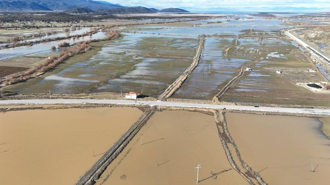 Konya'da baraj suyu Beyşehir Gölü'ne ulaşmadan taşkına yol açtı! İşte o görüntüler 3